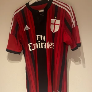 AC Milan tröja - Äkta tröja köpt från hemsidan. 