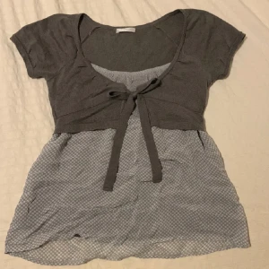 Söt topp  - Söt grå topp, skriv privat ifall du undrar ngt❤️