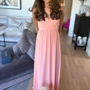 Bandeau balklänning - Säljer min så fina balklänning från 9an!! 💖Den är bandeau men det finns band till som man kan ha om man vill. Fin corallrosa färg och använd endast 1 gång! Älskar verkligen denhär men kommer inte komma till användning. 💓💓