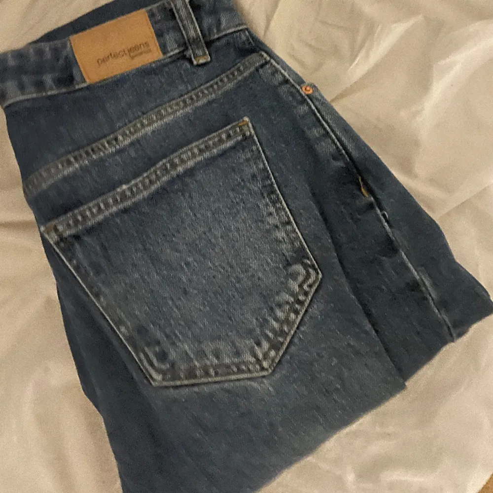 Dessa jeans i sjukt fint skick från Gina tricot, säljer då dom inte kommer till användning. Innerbenssöm - 72 cm. Jeans & Byxor.
