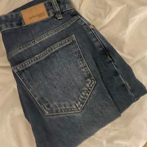Dessa jeans i sjukt fint skick från Gina tricot, säljer då dom inte kommer till användning. Innerbenssöm - 72 cm
