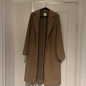 Kappa - Beige vårkappa från H&M storlek 36