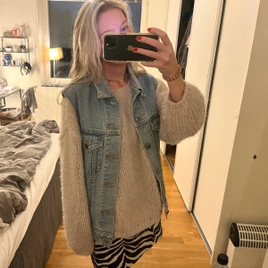 Jeansväst - Jättesnygg jeansväst som är perfekt nu till våren!!🔥