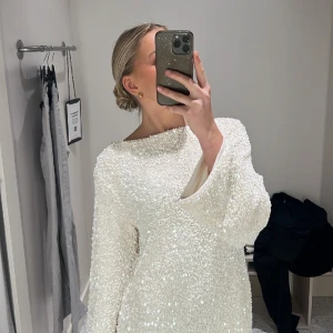 Glittrig klänning - Säljer denna superfina klänningen som tyvärr inte kom till användning. Köpt för ca 2 månader sen från HM i stillhet XS, men som helt ny. Prislapp och kvitto finns kvar💕