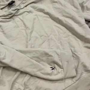 Träningströja  - Skön träningströja i ljus beige, aldrig använt den då jag tycker den ser för kort ut på mig. Jätteluftig och perfekt till gymmet💖köparen står för frakt! 