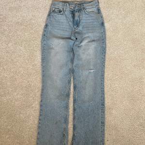 Ljusblåa Gina jeans  Storlek 34  Har en lite fläck långt ner på ena benat ( se bild 3), vet inte om de går bort i tvätten 🫶🏼