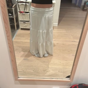 Maxikjol - Säljer min jättefina maxi kjol som köptes i somras🫶🏻den e 158/164 men passar mig som vanligtvis har S, endast använd fåtal ggr o väldigt bra skick💘