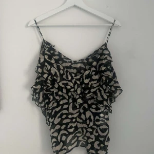 Zara topp - Vi säljer denna zara topp då den inte längre används, den är i jättebra skicka, bara att kontakta om funderingar 🤝