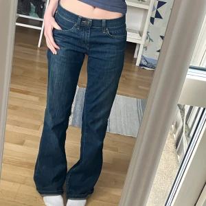 Vintage lågmidjade jeans - Jag säljer dessa superfina vintage bootcut jeansen med låg midja då de tyvärr är en aning för stora för mig! De är i bra skick och knappt använda😊Obs: klicka inte på köp nu utan att ha pratat med mig först! Midjemått: 74cm (36,5cm rakt över)