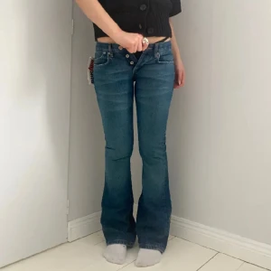 Lågmidjad jeans - Säljer dessa lågmidjad skitsnygga oanvända jeansen! Va 900kr nya och så coola. Midjemått: 73, innerbenslängd:77