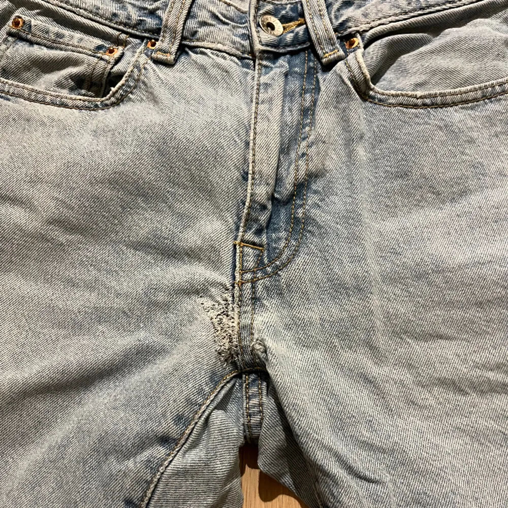 Vailent ljusblå jeans i bra skick har dock en lagning vid skrevet, säljer då jag vuxit ur . Jeans & Byxor.