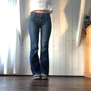 Bootcut/flare jeans  - Sjukt snygga bootcut/flared jeans från Levis♥️ de är mide rise och är i ett fint ”randigt” jeans tyg vilket ger en mer vintage känsla🩵Tveka inte att höra av dig🫶🏼
