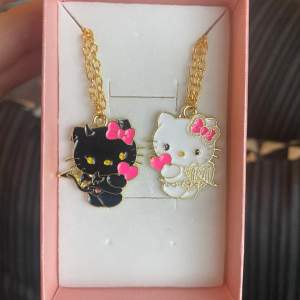 Ur söta hello Kitty halsband. Går att köpa i både kit och enskilt.  39kr styck eller kitet för 65kr.🎀 Längd: 35cm+5cm men går att önska storlek med. Skriv innan du köper om du vill köpa 1 eller 2💖  FINNS 5 par