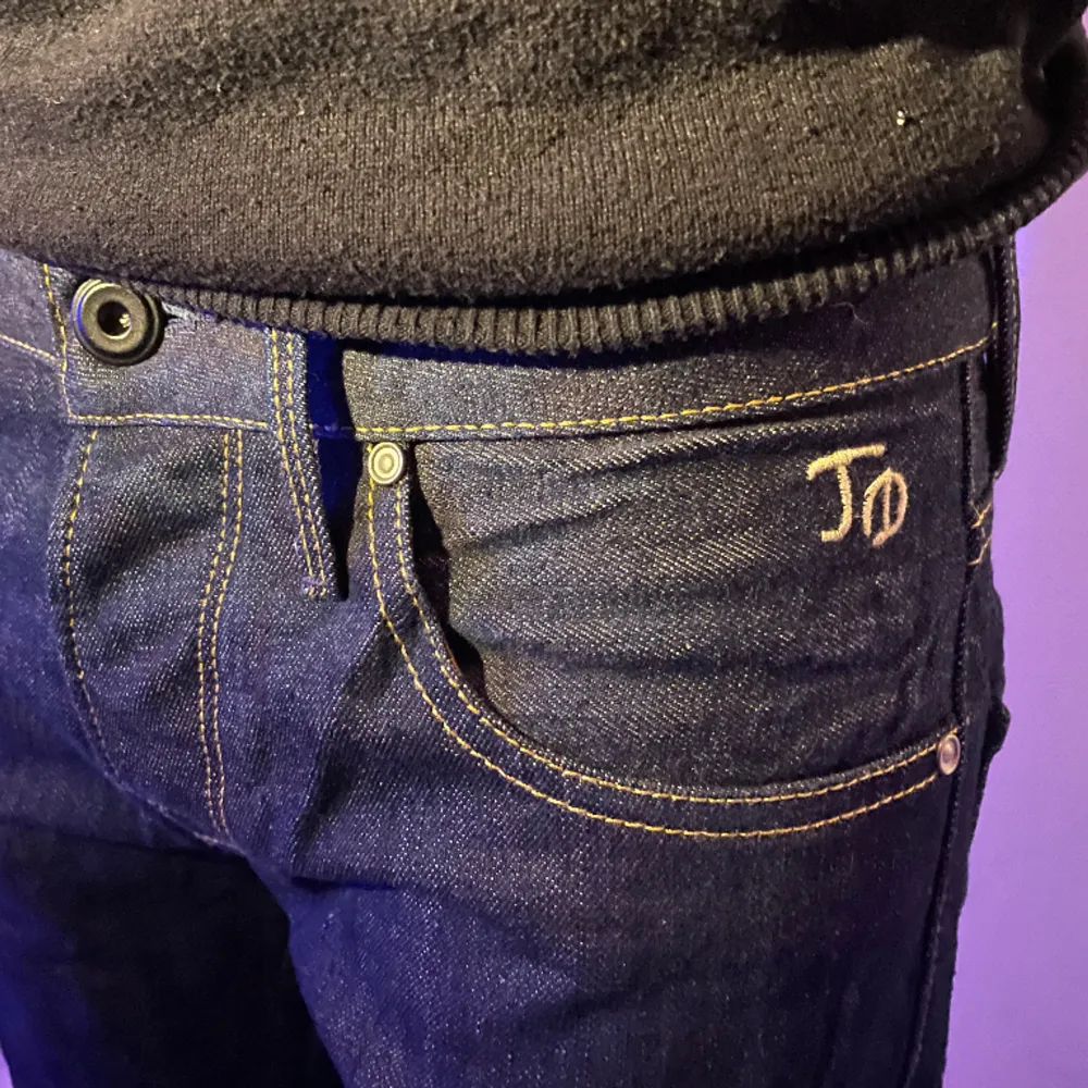 Dessa är ett par sjukt snygga byxor med feta detaljer✨ Byxorna är helt nya.  Storlek: 29/34  Nypris: 1200kr 💰. Jeans & Byxor.