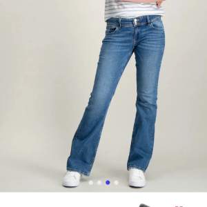 Säljer dessa blå bootcut jeans från Gina Young i stl 164. D e lite för korta på lig som är 167cm. I mycket bra skick med justerbar midja. Inga defekter och köpt för 350kr. Fråga för fler bilder. Använd gärna köp nu, är alltid aktiv💕