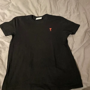 Ami t-shirt - Simpel & snygg ami t-shirt. Storlek Small, så gott som nyskick. Nypris 1299kr mitt pris 399kr