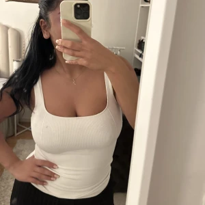 Aimn träningslinne  - Detta skit snygga linnet från Aimn ska säljas då den inte används! Toppen är djup i ryggen, samma modell som de är framifrån!