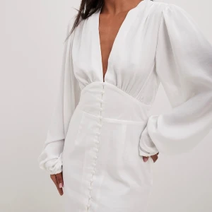 Studentklänning - Fin klänning från Nakd perfekt till studenten!🌸Använd 1 gång, har inga fläckar eller andra defekter. Finns fler bilder🥳 Nypris 700kr