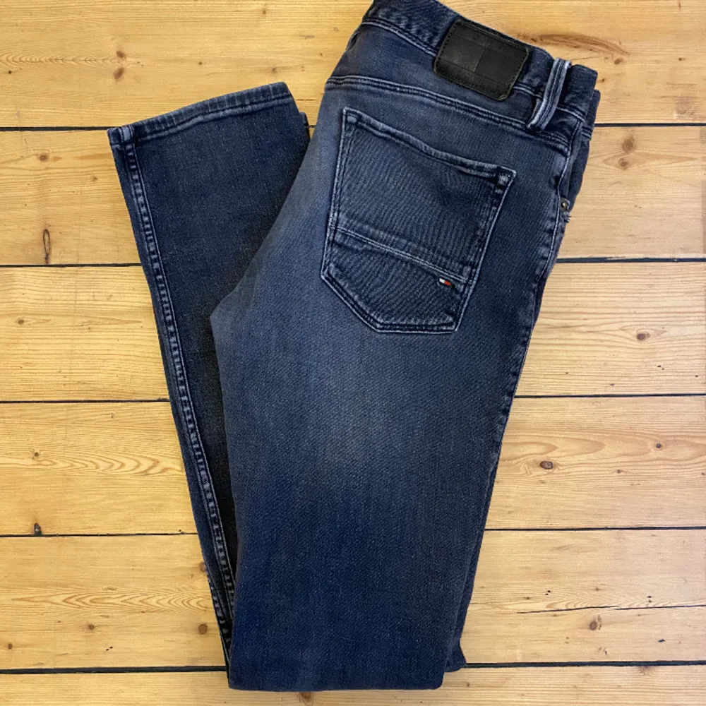 Säljer nu dessa riktigt sköna slimfit Tommy hilfiger jeans. De är näst intill nyskick utan defekter och nypris ligger runt 1800kr. Strlk 32 men sitter som 31. Dm vid fler frågor.. Jeans & Byxor.