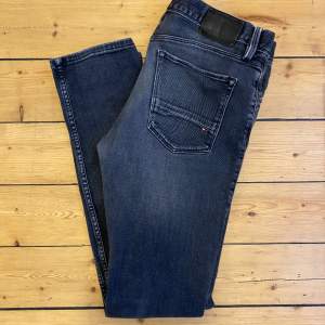 Säljer nu dessa riktigt sköna slimfit Tommy hilfiger jeans. De är näst intill nyskick utan defekter och nypris ligger runt 1800kr. Strlk 32 men sitter som 31. Dm vid fler frågor.