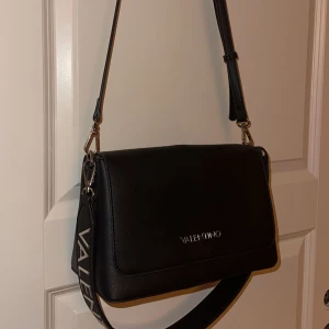 valentino väska - säljer min valentino väska!! den har några defekter (se bild 2)  medföljer 2 band💕