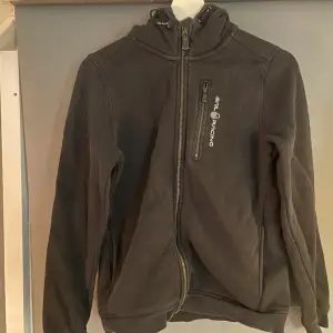 Fin sailracing hoddie i färgen svart. Lite urtvättad men väldigt fin ändå. Pris kan diskuteras