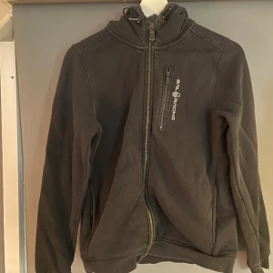 Sail racing hoddie - Fin sailracing hoddie i färgen svart. Lite urtvättad men väldigt fin ändå. Pris kan diskuteras