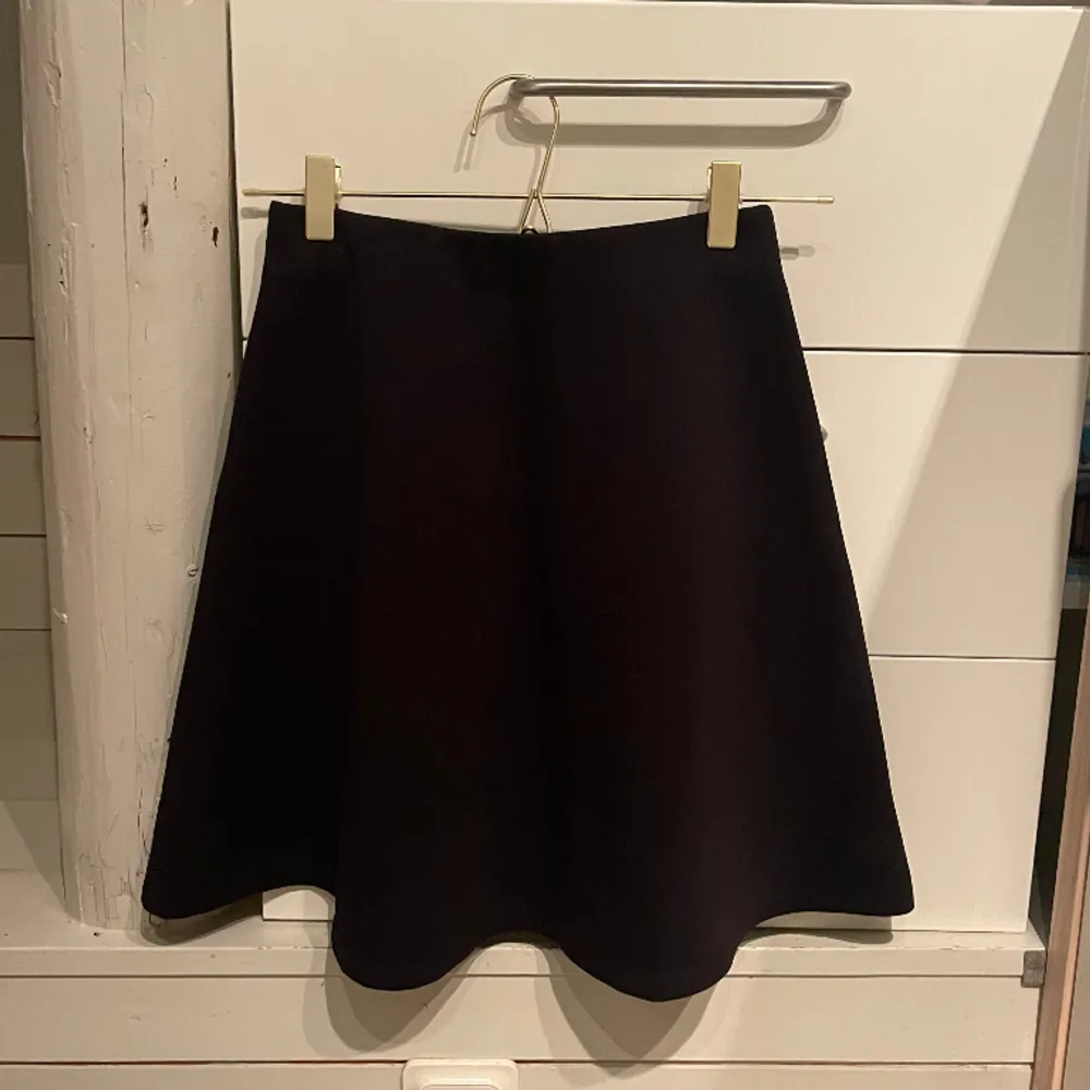 Svart kjol från Only, lite tjockare material, strl XS kan även funka för S.. Kjolar.