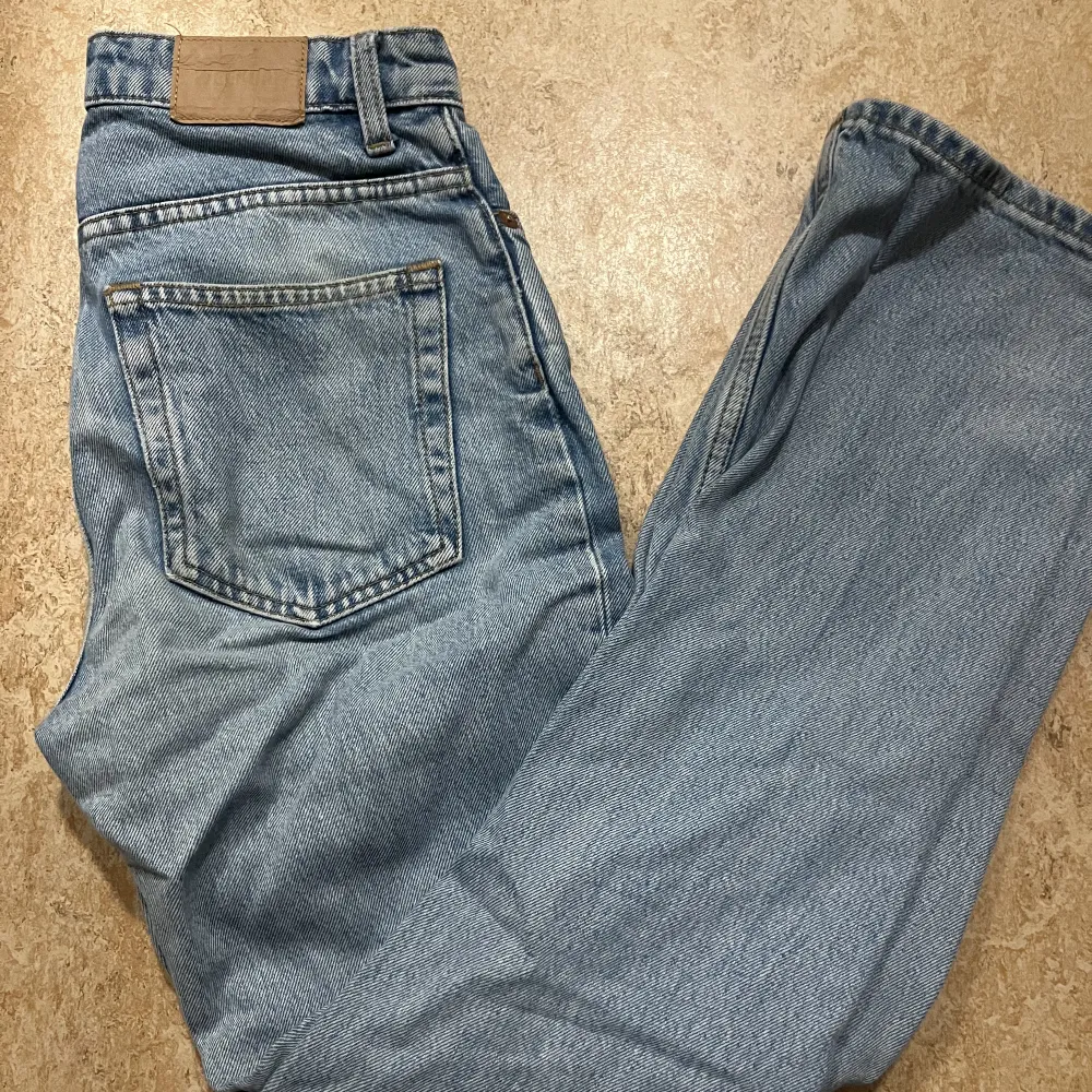 Säljer mina weekday jeans då dem är för små. Det är modellen ”voyage high straight jeans” och färgen pen blue. Dem är köpta för 500kr och använda men inga skador eller hål i dem.  Skicka om du har frågor! 💕. Jeans & Byxor.