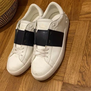 Valentinos  - Bra skick bara använt på sommaren och man ser knappt att de är använda.  Tveka inte på att höra av er. Kan skicka fler bilder privat.