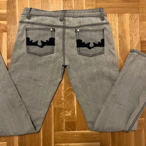 Lågmidjade jeans - Säljer dessa gråa lågmidjade jeans❣️ passar en som är lite kortare. Skriv om du har frågor ❤️