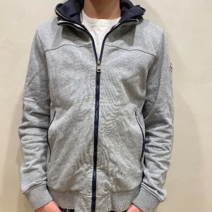 Moncler Zip Cardigan  - Hej! Säljer nu min Jacka från märket moncler , Storlek XXL på tagen men sitter som M fint skick. Tveka inte på att höra av dig om du har frågor eller funderingar kring varan! 