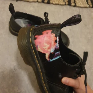 Dr.martens x black sabbath stl 38 - Dr.martens collab med black sabbath i deras ikoniska 1461 modell. Använda men har mycket kvar att ge, jag har ett till par lila skosnören som kom med när jag köpte dem också. Köpte för 2400+tull.