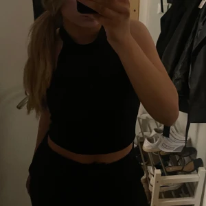 Satintopp med öppen rygg  - Satintopp med öppen rygg, storlek s 