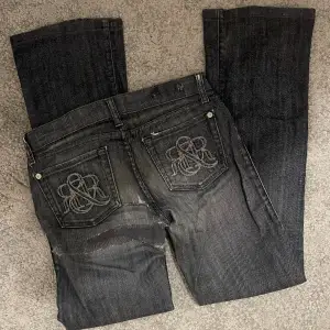 Lågmidjade Rock & Republic jeans 🎸 as snygga men tyvärr försmå för mig… har själv aldrig använt de men de förekommer defekter från tidigare ägare (slitningar under rumpan). Skriv om ni har några funderingar! Jag är 173 cm🤍