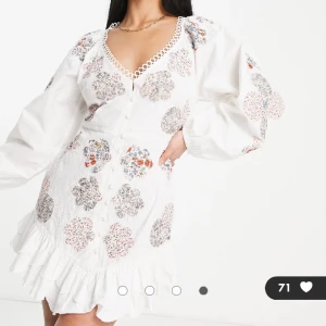 Vit klänning med broderier  - Säljer en av mina studentklänningar som bara användes på efterfesten. Storlek 36 och köptes för 749 från Asos💗