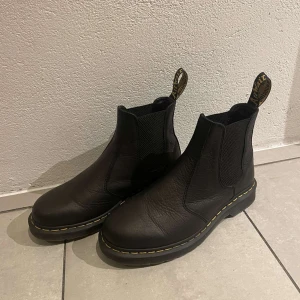 DR. Martens Kängor - Ett par klädsamma kängor från DR. Martens i grymt fint skick! Perfekt nu för kalla tider utomhus! Strl 42 men passar även 43!  Nypris 2600kr🤲🏻