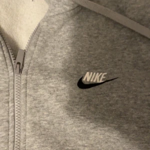 Nike hoodie - Hej säljer nu min Nike hoodie då den inte längre kommer till någon andvändning. Tröjan är fräsch och bekväm och perfekt för att träna, va i skolan elle ta de lugnt hemma. Skriv ifall ni har fler frågor eller vill ha fler bilder