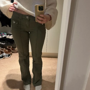 Gröna jeans - Säljer dessa så fina och slutsålda jeansen från H&M💚✨💥 Storlek 36 och asskönt material✌🏻👍🏻💓 jättebra skick😍