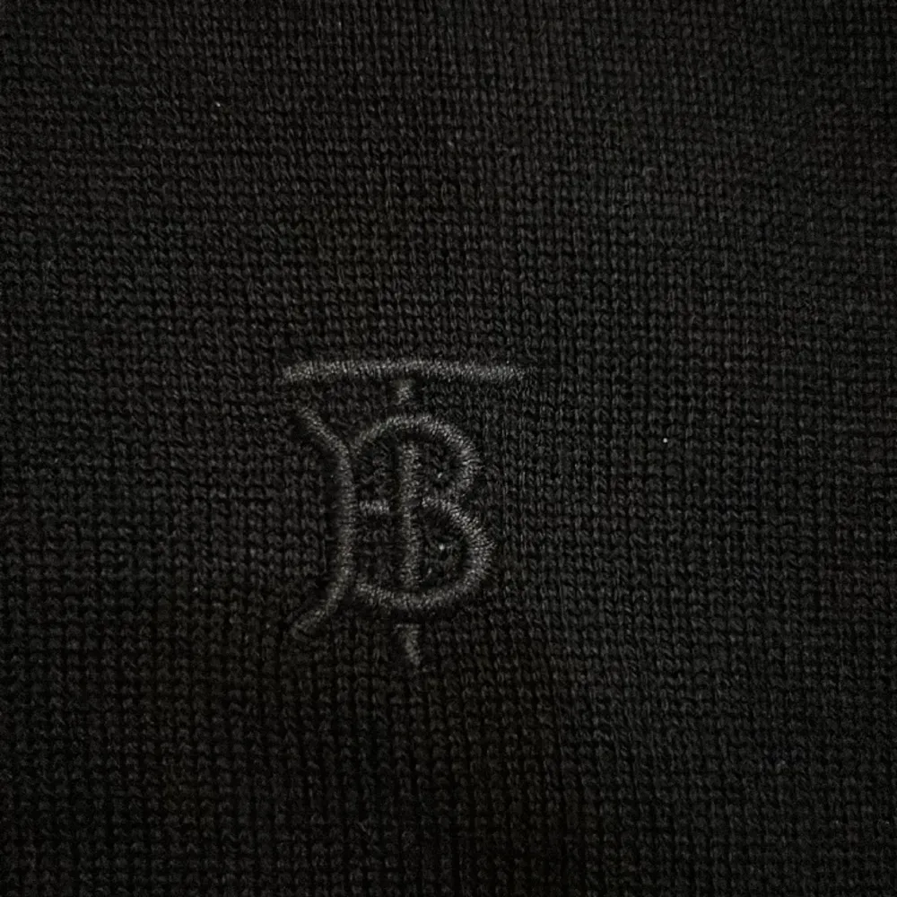 Helt ny Burberry tröja som är stickad, passformen är tight därför är storleken L men passar även M och S, Priset kan såklart sänkas vid snabbkaffär. Tveka inte på att skriva vid frågor . Tröjor & Koftor.