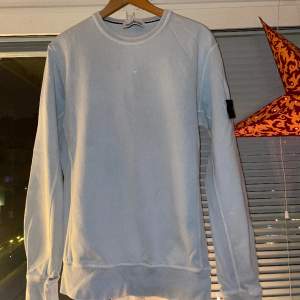 Ljusblå SI tröja, strlk M passar S. Hål i ärmslutet på höger ärm samt litet stygn mitt på bröstet, därav lågt pris. 