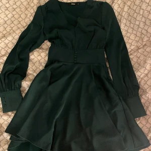 Klänning  - Jättefin mörkgrön klänning!! Saknas några knappar men inget som syns