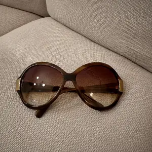 Oliver peoples solglasögon harlot brown, nyskick 1700kr från saks avenue i USA. Aldrig använda, felfritt skick!!