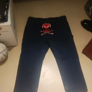 Red kap jeans - Red kap jeans köpta i Frankrike har sytt på dödskallen själv 