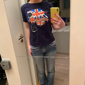 Cool tight t shirt med England tryck - Cool t shirt, lite av en babytee men inte helt så liten. Funkar med baggy eller tighta jeans och är allmänt cool. Köpte på myrorna för 100kr och inte använt den