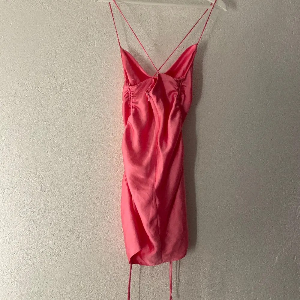 En rosa super din klänning i ”silkes” material från zara. Aldrig använt! . Klänningar.