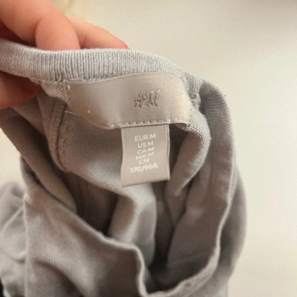 Stickad T-shirt blå grå grå från hm. T-paidat.