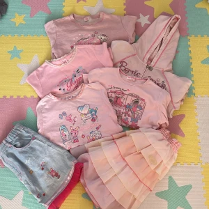 Mezzo piano kläder uppe på min profil - KÖP EJ!! Storlekar allt från 130-140cm. Jag är storlek xxs-s och jag får plats i de. Mått står i beskrivningen på kläderna. Kan sätta ihop kläder så det blir villigare m frakten. Kan tradera om du har ngt jag vill ha. Kontakta om du har frågor/vill tradea