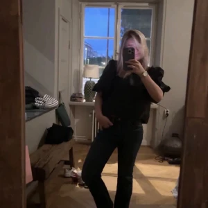 By malina topp  - Säljer nu min by malina topp, den har fått lite små fläck från smink på innersidan men inget som syns betydligt mycket. Den är använd relativt få gånger men annars i bra skick! Den är i stolek M men passar även S 