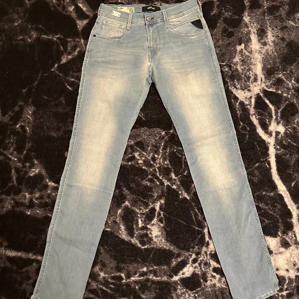 Säljer helt OANVÄNDA Replay jeans. Önskas fler bilder eller har du funderingar, tveka inte att kontakta mig!  , Modell: Anbass , Storlek: W30 L34 , Nypris: 1,699kr. Jeans & Byxor.